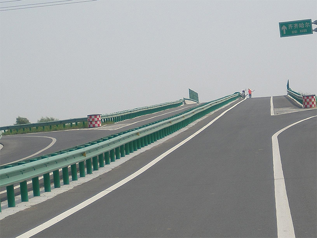 三沙高速公路护栏的材质与规格